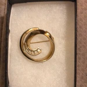 Vintage Avon Dainty Gold tone Spiral Rhinestone ring Broach. RARE find.